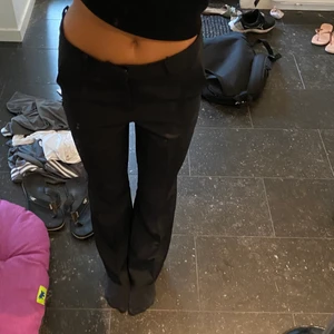 Kostymbyxor bikbok - kostymbyxor från bikbok (Vilma) Storlek 34, knappt använda  