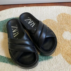 Skor - As snygga sandaler från Zara men dom är tyvärr för små för mig, storlek 39 så skulle säga att dom passar en 39/40. Dom är som gott som nya! Hör av er vid frågor & pris kan diskuteras!🙌🏼💕