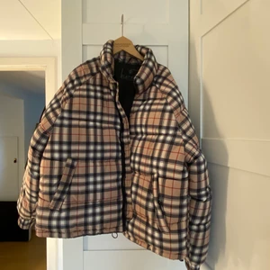 Vinterjacka från flattop  - Säljer en vinterjacka som aldrig kommit till använd i stl M. Nypris 700, säljer för 120 + frakt runt 80kr 