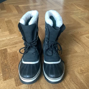Sorel vinterskor - Sorel vinterskor. Ett par oanvända vinterskor som är supervarma och sköna att gå i och som dessutom är vattentäta. Upphämtning är möjligt och även mötas halvvägs men även vanlig ivägskickning är möjligt. Frakt på 99kr