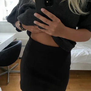 Zara kjol - Fin svart zara kjol i nyskick med prislappen kvar. Kjolen är i storlek S. 
