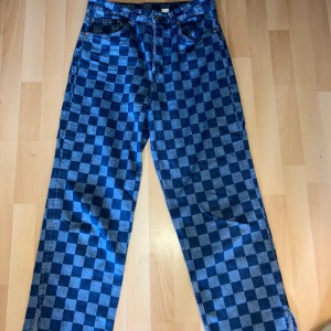 Hm jeans  - Säljer fina hm jeans! Supersköna och roligt mönster! Köpt för 299kr