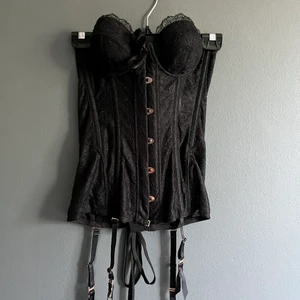 Helt ny Savage X Fenty spetskorsett - Helt ny Savage X Fenty spetskorsett med alla lappar kvar. Super snygg i svart spetts axelbandslös med roséguld detaljer 