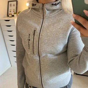 Sail Racing Zip-up Hoodie - Säljer min Sail Racing Zip-up Hoodie! Väldigt bekväm och snygg. Orginal pris 1 500kr! Den är i jättebra skick, då den är använd runt 3 gånger☺️ Använd inte köp direkt.