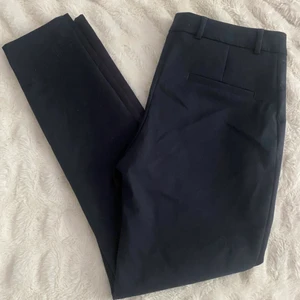Kostymbyxor  - Ett par j.lindeberg kostymbyxor i strl 36 som är använda 1 gång Alla knappar och dragkedjor är hela 💞 OBS köparen står för frakten