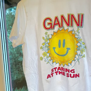 Ganni t-shirt - Så fin ganni t-shirt💞den har små fläckar (sista bilden) men ingenting som syns på. 💕 tryck inte på köp direkt! 