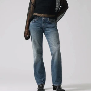 arrow low straight jeans - säljer dessa lågmidjade nästan oanvända jeans från weekday!! dom är köpta för ca ett halvår sedan men bara använda ett fåtal gånger pågrund av att de blivit för små! de är i bra skick och sitter jättesnyggt (är 168 cm ungefär å de passar super i längden!❤️‍🔥
