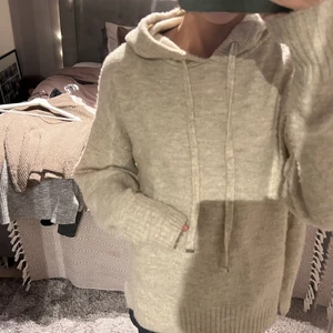 Stickad hoodie - Ljus beige stickad hoodie , fint skick lite nopprig 