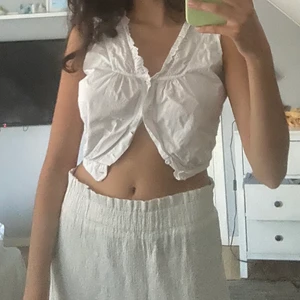Vit topp  - Supersöt vit topp köpt på secondhand någonstans i Malmö🤍 vintage och bra kvalitet och så fint tyg😍