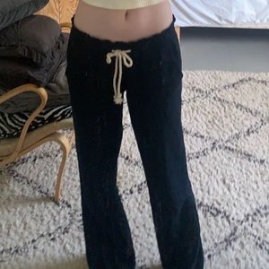 Roxy linnebyxor - Jag säljer mina svarta Roxy linnebyxor!  Köptes för 2 månader sedan men knappt använda då det inte är min stil.  Dom är i storlek M och går att dra åt i midjan. Bra längd för mig som är 167. 