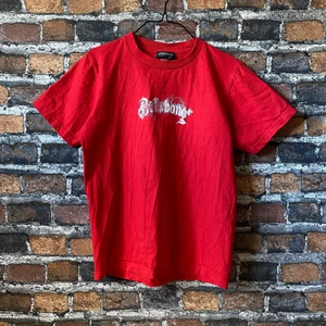Röd Vintage Billabong T-shirt - En ursnygg Billabong tröja i storlek S. As najs passform och material. Tyvärr har den blivit för liten i axlarna på mig, därav säljes. I fint skick, trycket är en aning slitet men ser fortfarande ballt ut. Frakt sker via PostNord spårbart 51 kr ✨📦