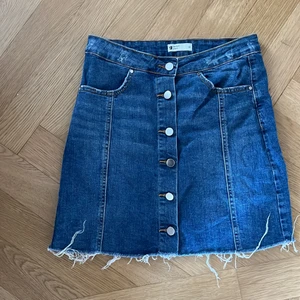 Gina Tricot jeanskjol - En jeanskjol från Gina Tricot i storlek 38, säljes för 75 kr + eventuell frakt💕