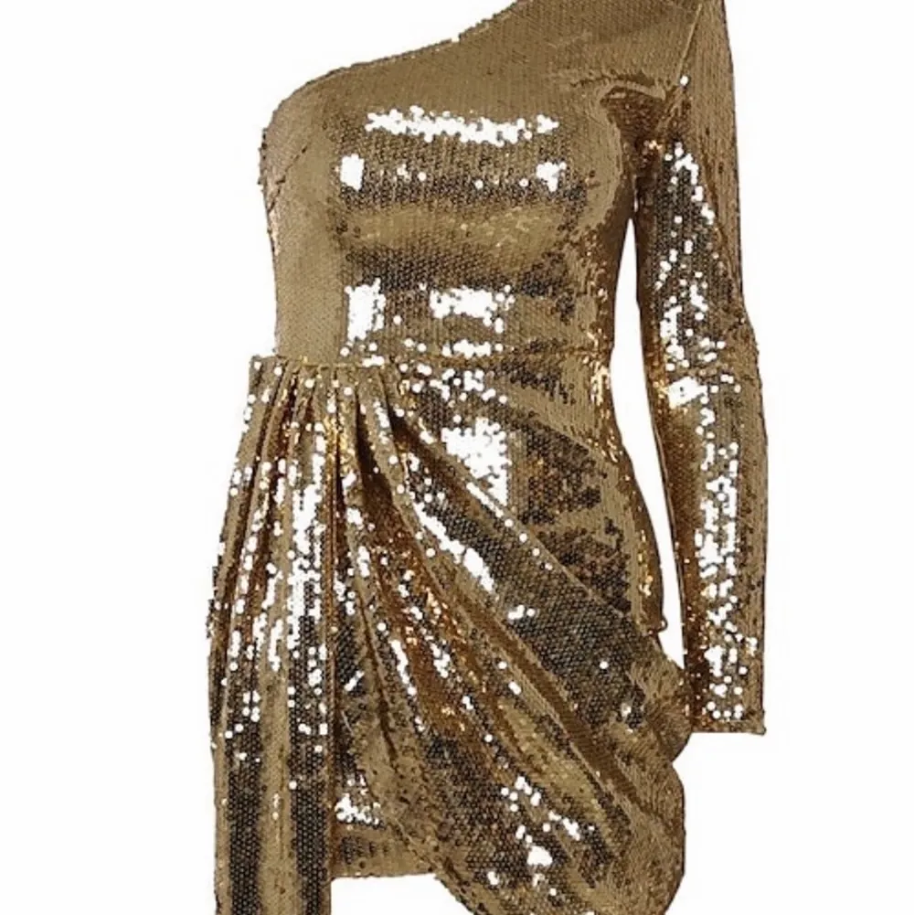 Denna snygga och guldiga miniklänningen är i storlek small från lightinthebox.  Guldig paljettklänning som inte alls är för dyr.   Aldrig använd, orsak: för kort, för min del.   📦: fraktas med postnord, där du betalar för frakten. . Klänningar.