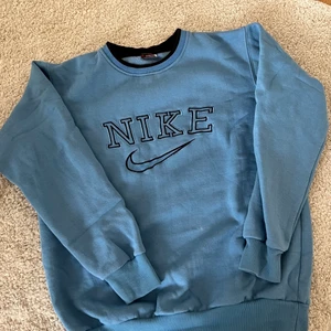 Nike sweatshirt 💙 - Min favorit sweatshirt som tyvärr inte används längre, köpt för ett år sen på TheVintageBar! Två små vita fläckar som redan fanns innan mitt köp därav pris 💙