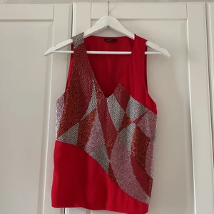 Filippa K silk paljett topp  - Röd Filippa k paljett topp i storlek S. Ingen skada, precis som ny. 