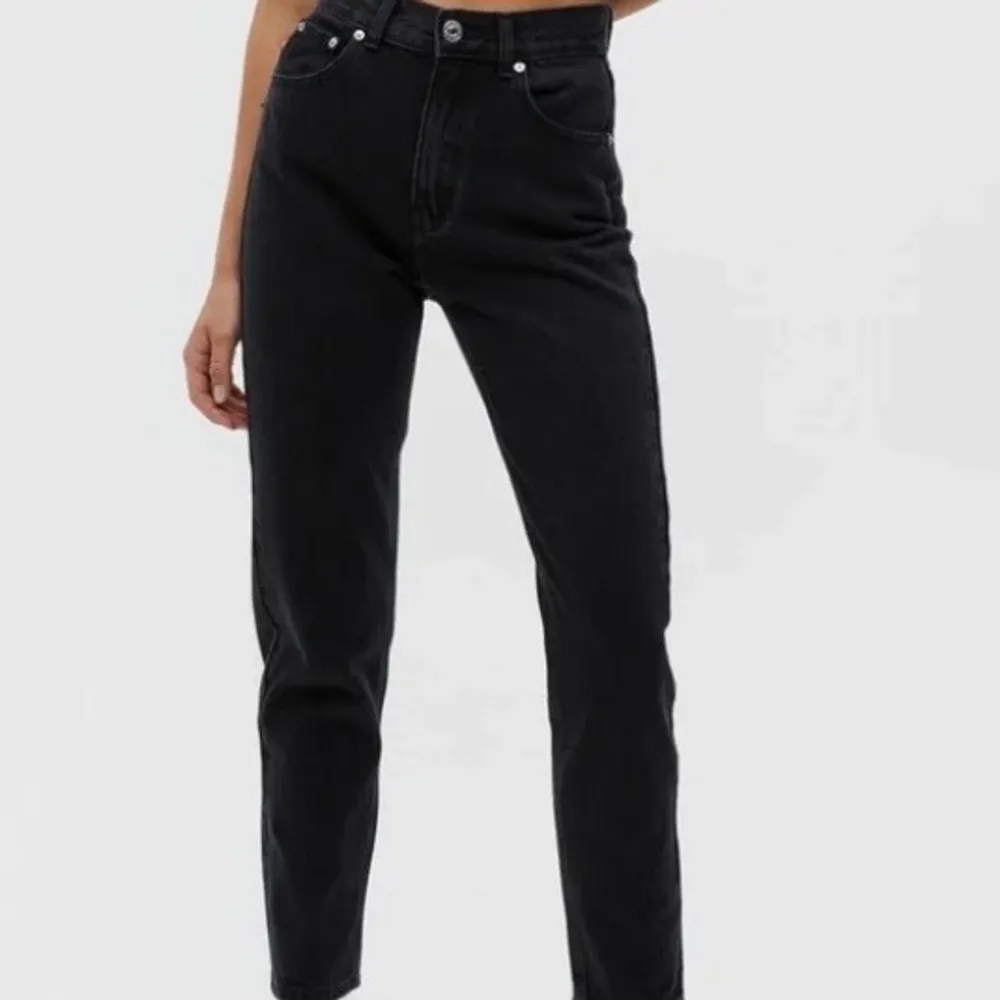 Säljer dessa svarta jeans från Pull&Bear i storlek 42 (sitter som en 40 då de är små i storleken) sparsamt använda och nypris är 260kr men säljer för 100kr, skriv privat för bilder på plagget! 🤗. Jeans & Byxor.