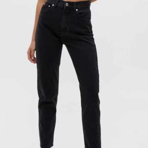 Säljer dessa svarta jeans från Pull&Bear i storlek 42 (sitter som en 40 då de är små i storleken) sparsamt använda och nypris är 260kr men säljer för 100kr, skriv privat för bilder på plagget! 🤗