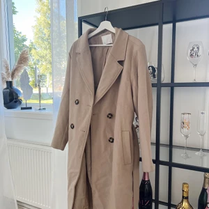 Kappa  - Säljer en beige overzied kappa, bara en storlek där jag köpte den! Aldrig använd🤎 köparen står för frakten!