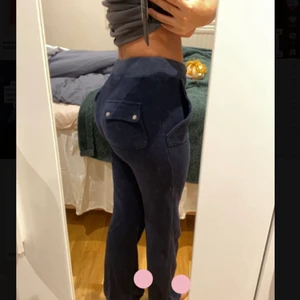 Marinblå Juicy couture byxor - Ett par juicy couture byxor i storlek xxs men skulle säga att den passar någon med storlek xs. Matrialet är i handuksmatrial. Skriv för bilder och frågor
