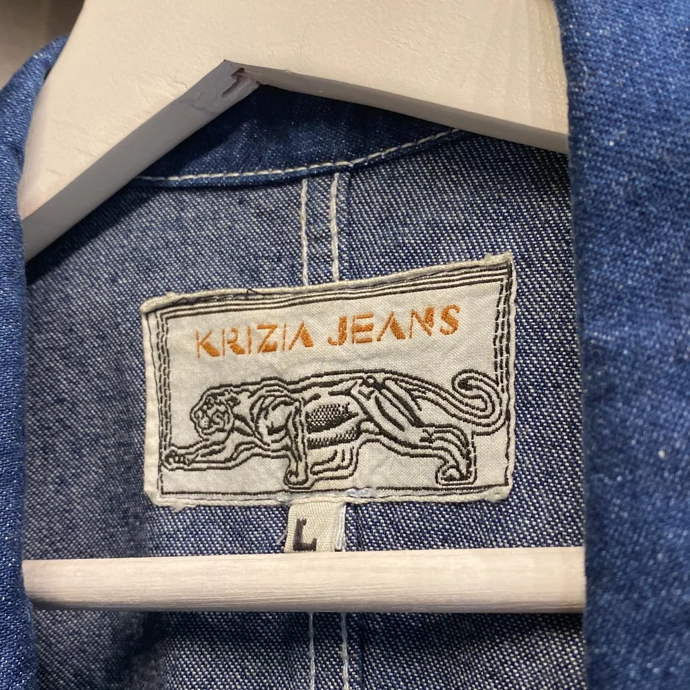 Mörkblå lite längre jeansjacka med vita sömmar och mycket detaljer. Köpt för 600kr, inga skador, använd 1 gång . Jackor.