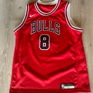 Chicago bulls jersey - Chicago bulls linne i perfekt skick. Storlek xl men passar mig som brukar ha M. Skriv vid intresse/ fler bilder :)