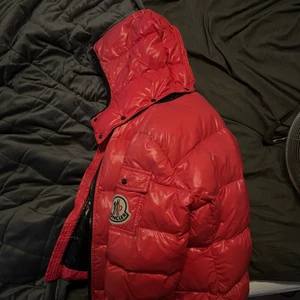 Moncler  - Hej! Säljer min super fina rosa moncler jacka!! Köpt hör på Plick å har kvittot! Kan gå ner i pris vid snabb affär! (Bra skick knappt använd ) 