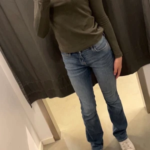 Jeans - Ett par fina lågmidjade jeans som är utsvängda:) inga fläckar eller skador<3