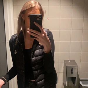 Moncler väst  - Hej! Vill gärna byta mot moncler cardigan eller en meotine jacka. Knappt använd super fin!  Direkt köp 3000kr - kan diskuteras! 