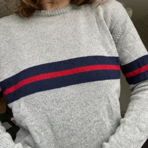 Stickad tröja - Grå stickad tröja från Brandy Melville