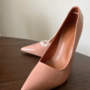 KLACKSKOR - Hej✨ Säljer ett par beige/rosa oanvända klackskor från ASOS. Säljes pga kom inte till användning inför ett event. Storlek 37. Ord pris: 429kr 🫶🏽 