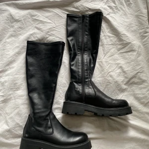 Vagabond stövlar - Jätte snygga och sköna vagabond stövlar men tyvärr inte använda mer än en gång. Säljer dom för att jag tycker det är tråkigt att dom står hos mig å samlar damm när dom kan vara hos någon som faktiskt använder dom. Köpte dessa för 1800kr 