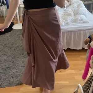 lila långkjol  - Super fin långkjol i mörk/gammaldags lila. Med knyte upptill och volang 🌼 Hittade tyvärr endast bild på kjolen i svart (brukar alltid klippa in bild från nätet med bättre kvalite tillsammans med mina egna bilder) 💕