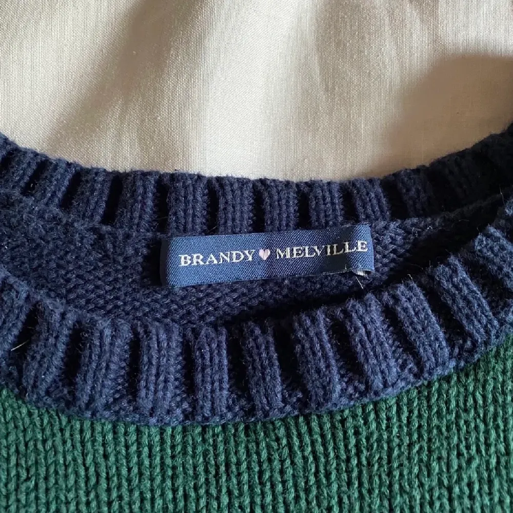 Säljer min Brandy Melville-tröja i storlek onesize🌷 2 sista bilderna är lånade från tjejen jag köpte tröjan av, använd en gång sen köpet och tar numera endast plats i garderoben 🤠 230 + 66kr spårbar frakt 🤎. Tröjor & Koftor.