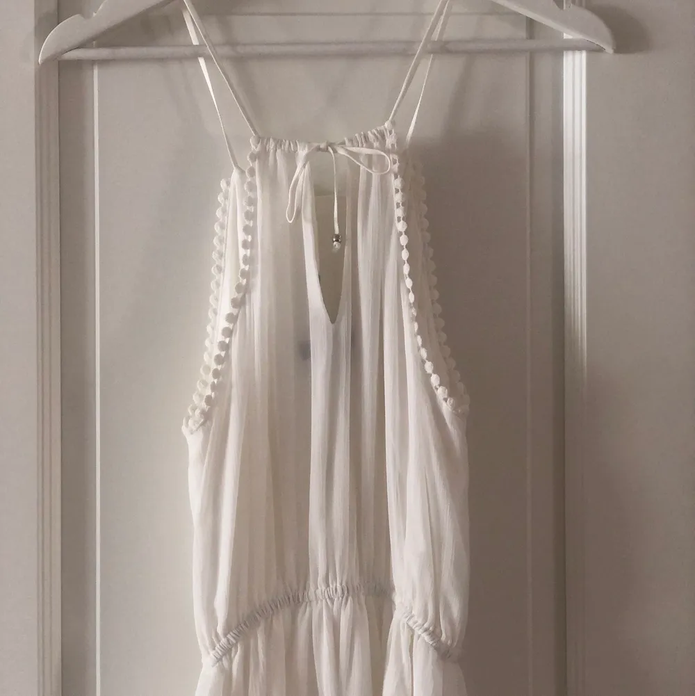 En vit långklänning med en hög slits på ena sidan i storlek S! 25:-. Klänningar.