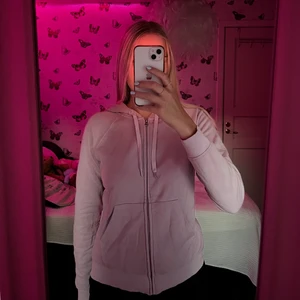 Rosa zip hoodie - Säljer min rosa zip hoodie i storlek M . Väldigt skönt material och sitter jättefint på. Passar perfekt på mig som vanligtvis har storlek S/M. 