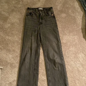 Zara jeans grå  - Jag tänkte sälja mina populära gråa jeans från zara som knappt är använda. Jag har klippt av dom lite så skulle säga att det passar någon mellan 160-170 cm. Skriv om ni har fler frågor eller vill att jag ska skicka fler bilder.💕 