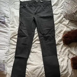 Tajta svarta jeans i storlek 33. Om du har några frågor så är det bara att kontakta! :)