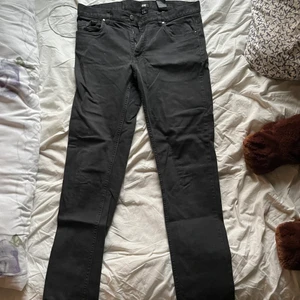 Svarta skinny jeans - Tajta svarta jeans i storlek 33. Om du har några frågor så är det bara att kontakta! :)