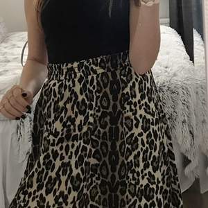 Jättefin leopard kjol i fint skick från Nelly🤎✨ Går till knäna på mig som är ca 163. Skriv för fler frågor eller bilder!! Spårbarfrakt för 39kr