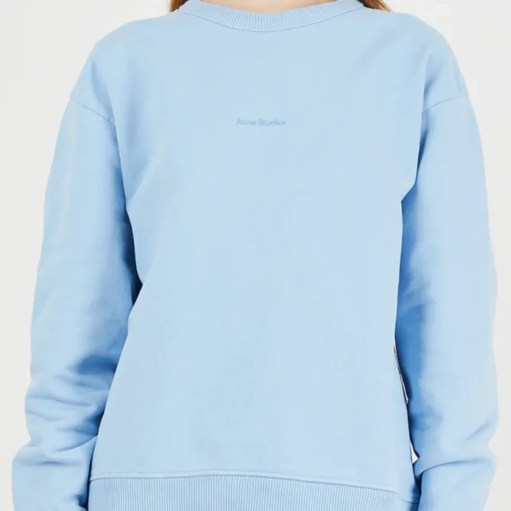 Säljer denna super fina sweatshirten från acne i så fin blå färg 😍💙Köpt för 2700 kr, den är som ny där av  mitt pris 1800 kr. Tröjor & Koftor.