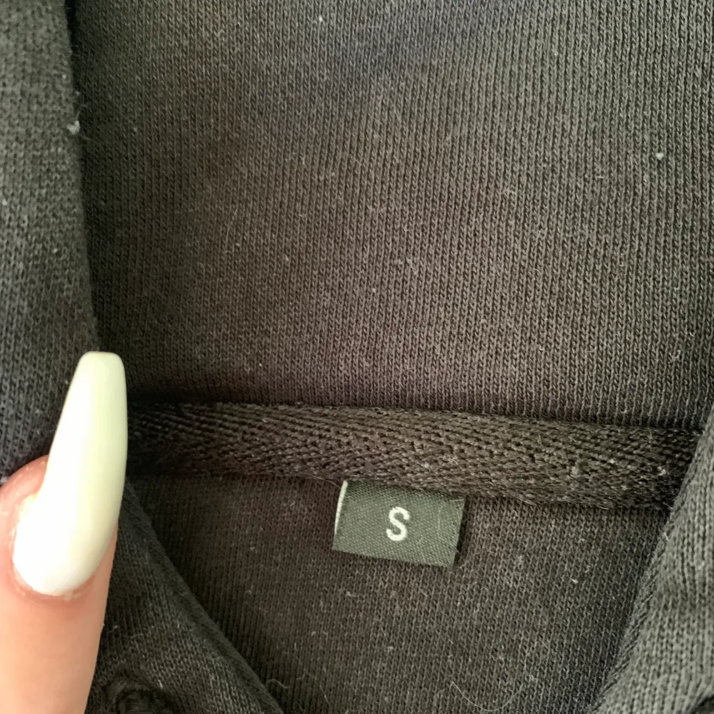 Superfin svart hoodie från dirtcult, säljes då den bara hänger. Storlek s-xs, tajt modell. Den är knappt använd och är felfri i skicket🖤. Hoodies.