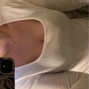 Tröja - Supersöt vit ribbad tröja från lindex i storlek M men passar både L och S beroende på hur du vill att den ska sitta💕