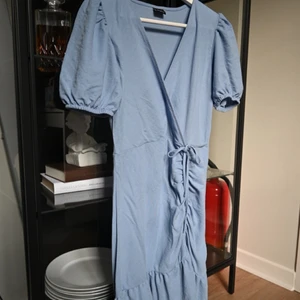 Klänning från VeroModa  - Superfin klänning från Ginatricot! Storlek M men skulle säga att den passar S bättre! Pris är inklusive frakt!!📦🚚