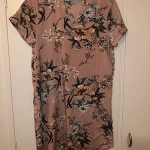 Shein klänning  - Perfekt klänning till sommaren, storlek M, men känns som L så passade inte mig. Köpte den för 139 kr