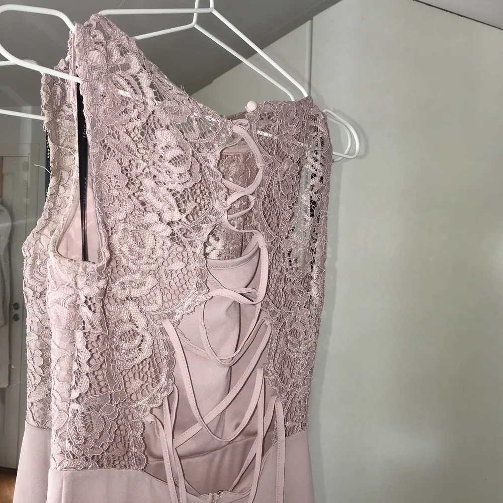 Gammelrosa klänning från TFNC London, använd en gång! Spets upptill och knytning + dragkedja på ryggen❤️. Klänningar.