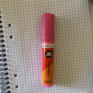 molotow graff/akryl penna - Perfekt penna för att graffa med, använd några få gånger men det finns fortfarande mycket bläck i, varje penna var köpta för lite mer än 100 (så totalt lite över 200). Pris för 1: 50 (GÅR ATT ÖPPNA PENNORNA OCH FYLLA PÅ ME EGET BLÄCK)  Tryck inte på ”Buy”