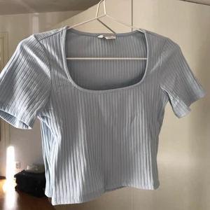 Croppad T-shirt monki - Blå T-shirt från monki, endast testad! ❤️