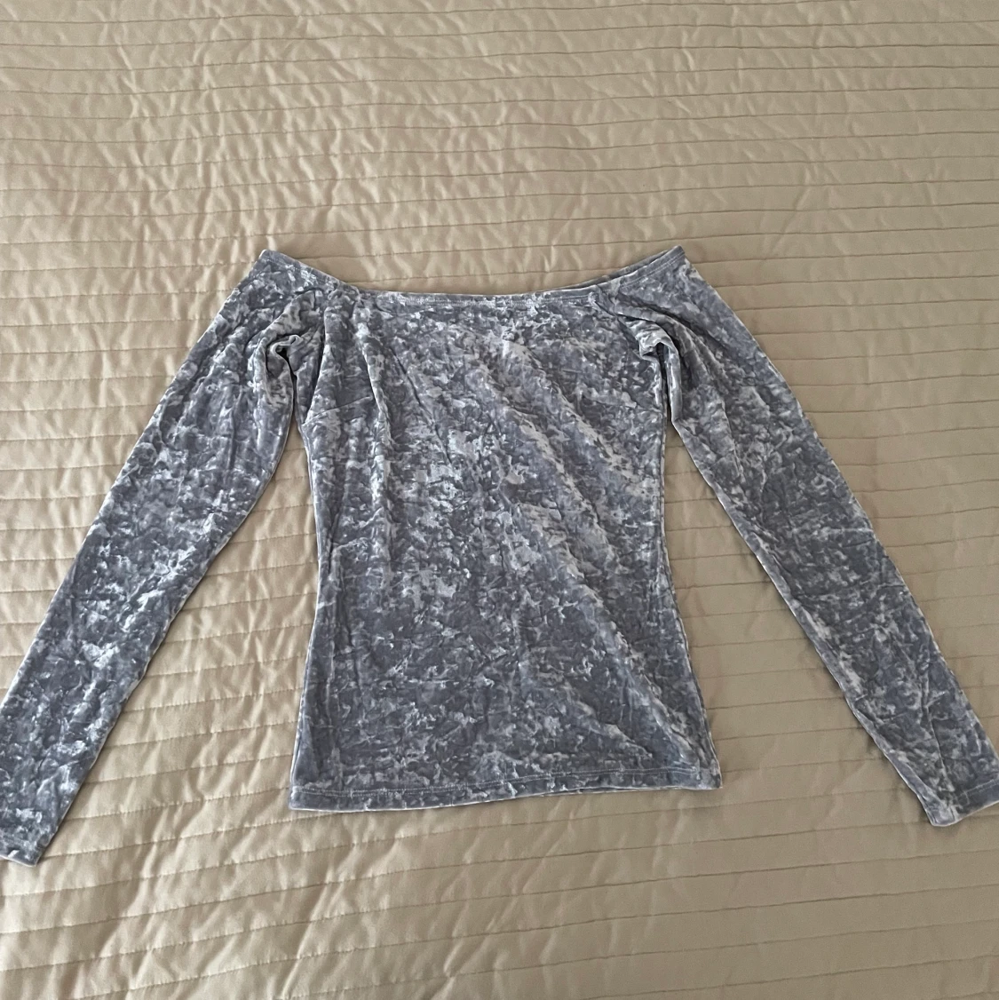 Sammet off shoulder topp