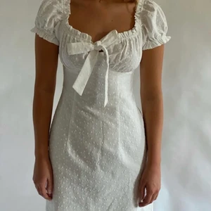 Finaste studentklänningen - Den slutsålda och populära ”emelie dress”, perfekt till studenten eller midsommar! I strl m men sitter mer som en s, spårbar frakt 57kr💕💕