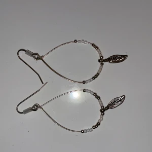 Örhängen - Söta nätt örhängen som tyvärr aldrig används. Pris kan diskuteras vid snabb affär, hör gärna av dig om du har några frågor<3